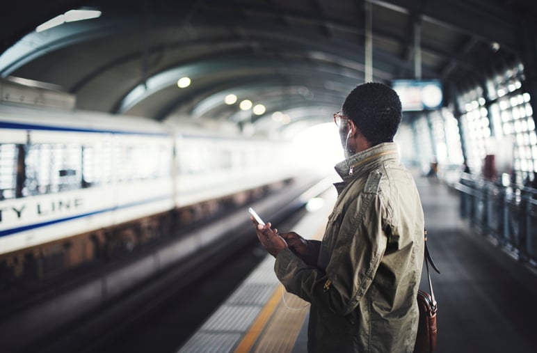 subway-passenger-waiting